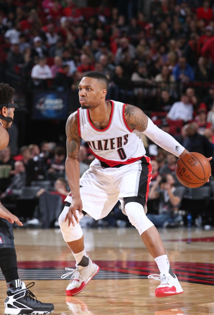 利拉德展现三分神技,开拓者队豪取篮球胜利 利拉德展现三分神技,开拓者队豪取篮球胜利