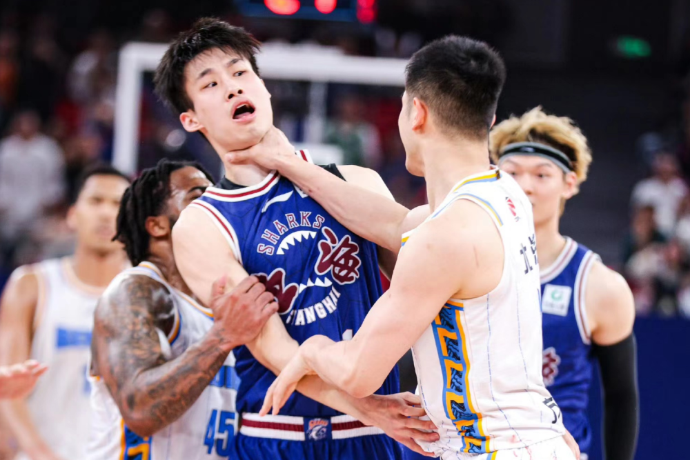 比赛中球员间发生冲突，场面一度失控