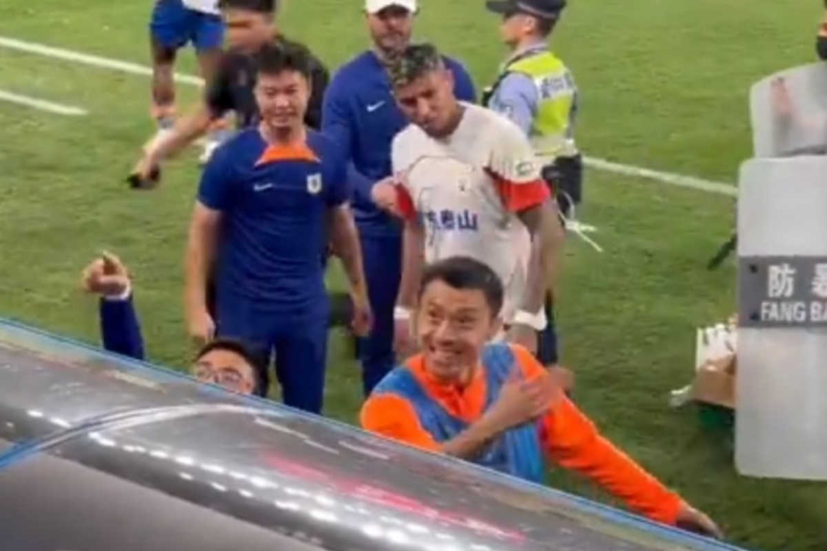 比赛中球员间发生冲突，场面一度失控