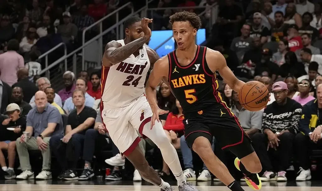 关于骑士主场击败热火，实现反超！的信息