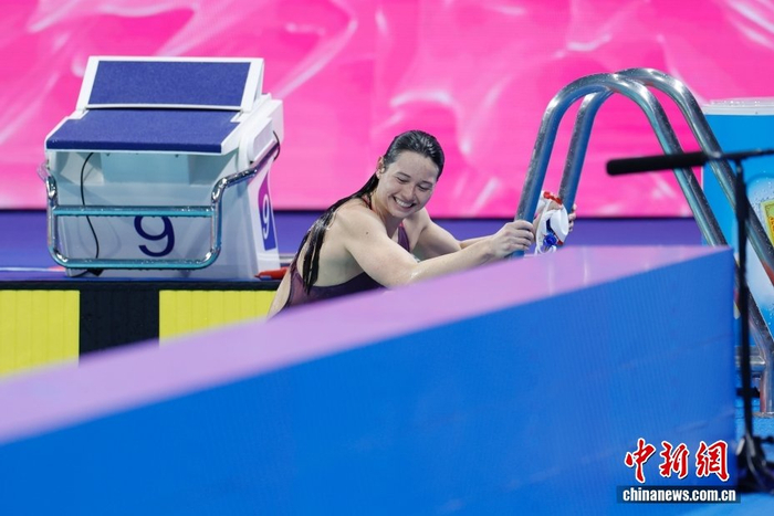 中国游泳健将勇夺金牌，全场沸腾