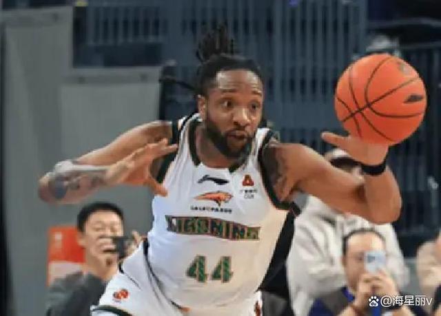 包含老妇人主场大胜，豪取四连胜稳坐积分榜榜首的词条