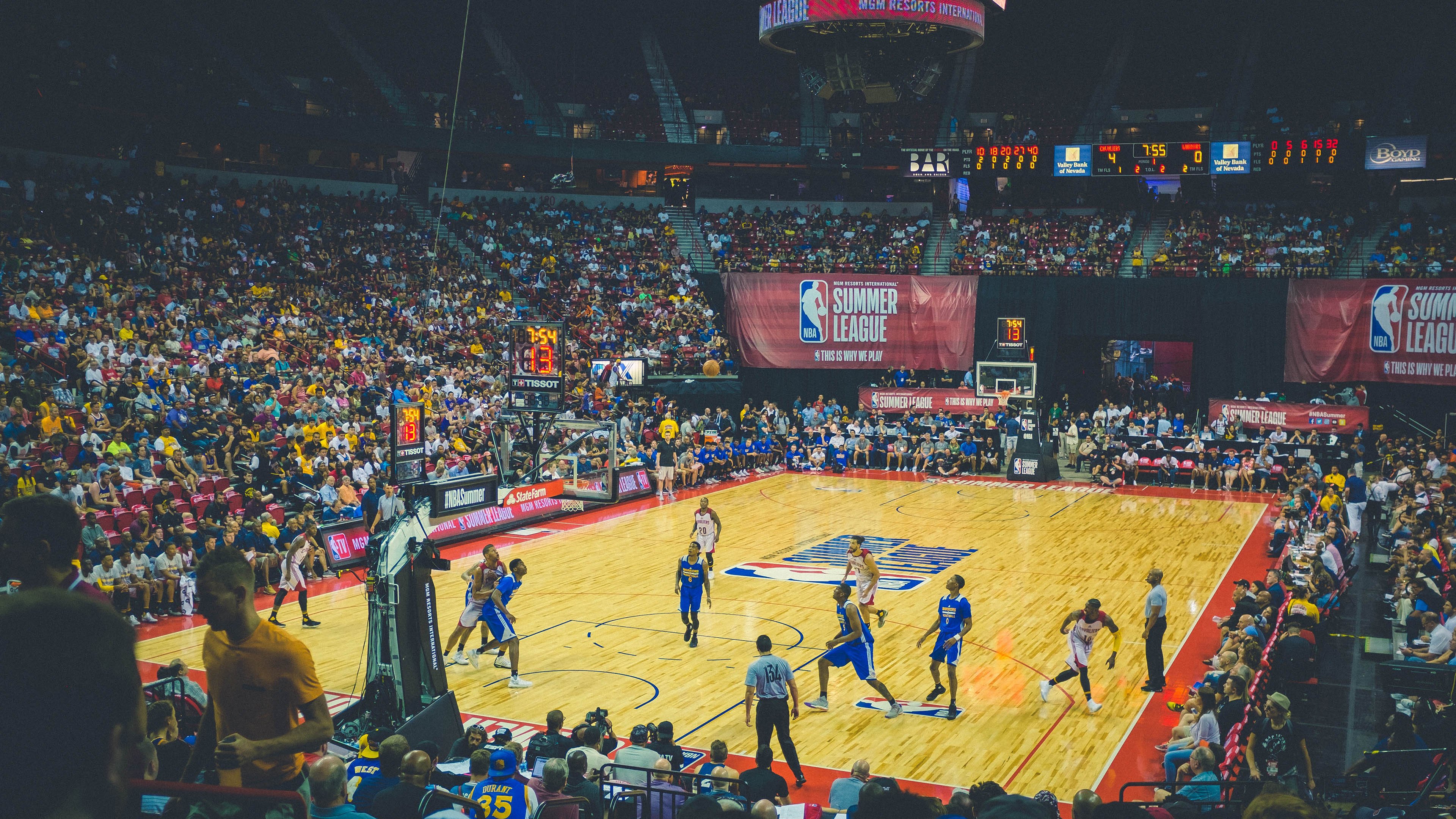 雷霆完胜火箭，拉文扛起全队，一场个人英雄主义与团队韧性的完美交响