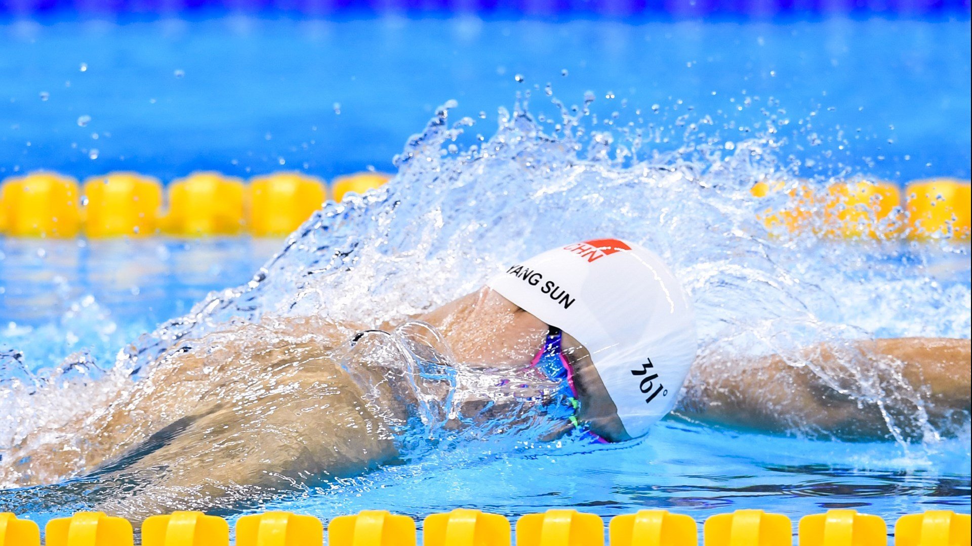 赛道上的逆袭，哈斯车队如何逆转红牛二队，诺里斯带队取胜